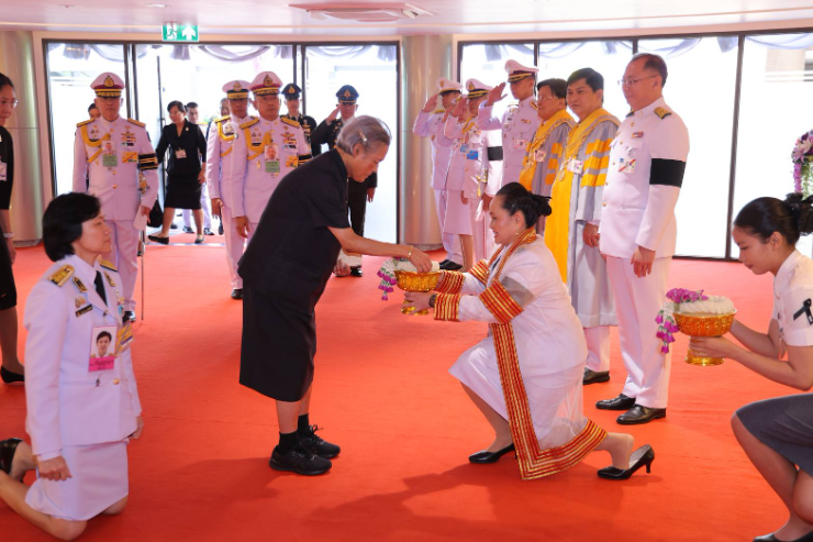 รศ.ดร.เบ็ญจมาศ ไพบูลย์กิจกุล ปฏิบัติหน้าที่แทนคณาจารย์ ทูลเกล้าฯ ถวายมาลัยข้อพระกร