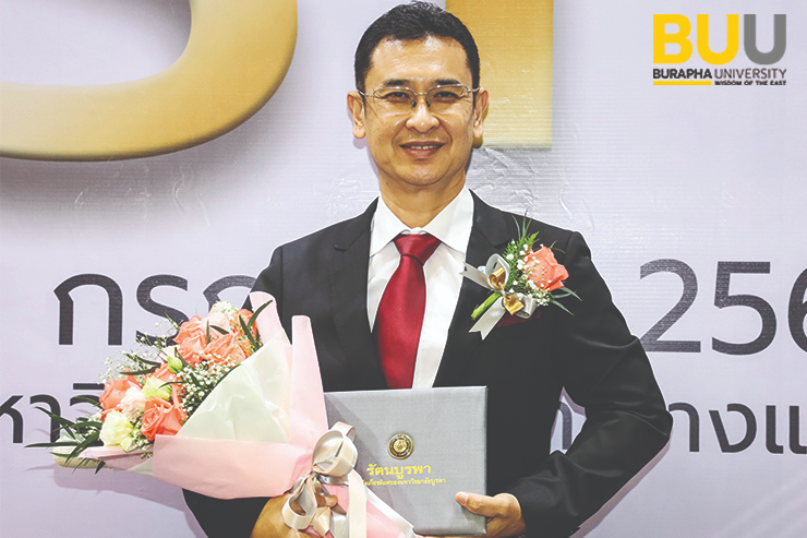 ผศ.ดร.วศิน รับรางวัลรัตนบูรพา ๒๕๖๔ สาขาคนดีศรีบูรพา ในงาน ๘ กรกฎ